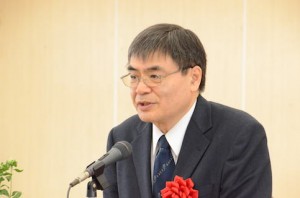 開会式で式辞を述べる開倫塾の林明夫代表