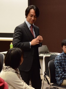 生徒と対話する福原正大学院長