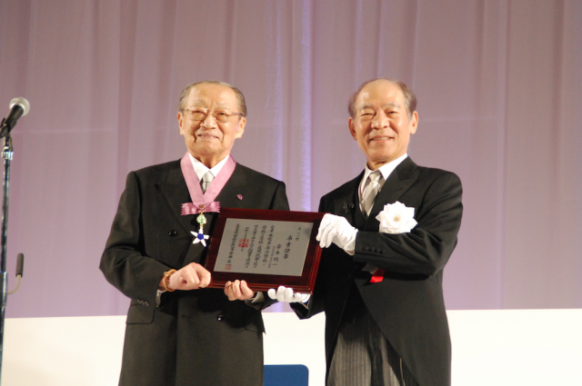 名誉学位記を授与される竹本住大夫氏（左）と塩崎均学長