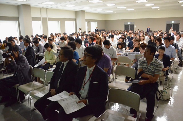 「変わる大学入試」の説明会には約300名の小学生の保護者らが参加した