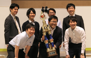 決勝戦を戦った７人の先生たち（優勝トロフィーを持っているのが森﨑先生）