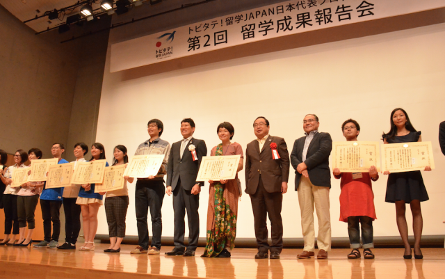 代表派遣留学生プレゼンテーションをした学生たちと審査員。