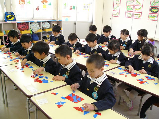 堯舜幼稚舎にて『カワチ式幼児教育法』のカリキュラムを行う園児の様子