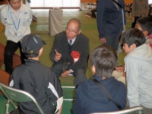 「シリーズ宇宙学」の体験授業後にJAXAの平林久名誉教授に質問する子どもたち