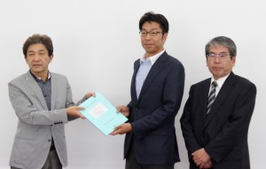 左から東洋大学 副学長の松原聡氏、武雄市長の小松政氏、武雄市教育長の浦郷究氏