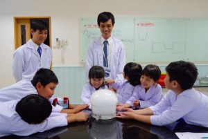 理科実験教室は人気のコースとなっている